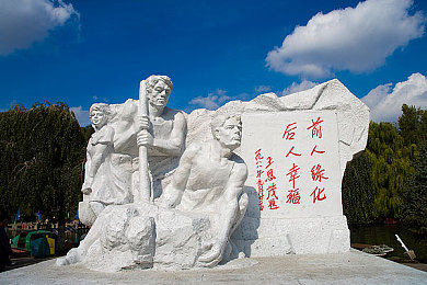 史莱姆钻进胡桃的肚子变大｜变异史莱姆钻胡桃肚变大：神奇现象引热议，探索生物奥秘