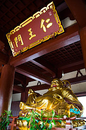 少妇脱了内裤在厨房｜家庭私密空间的挣扎与释放之路