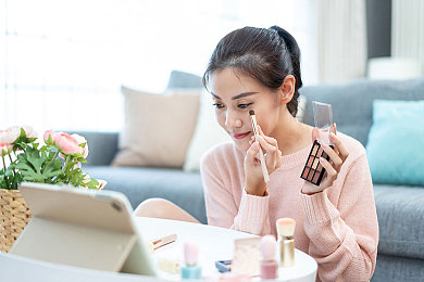 和平精英的女性乳液有多白？｜《和平精英》女性角色白皙皮肤热议：游戏审美引发社会关注-2